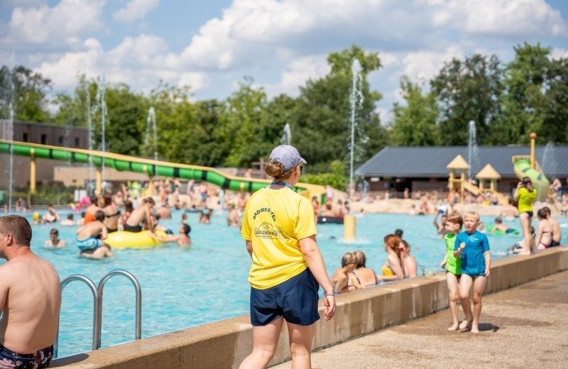 Camping met waterglijbanen